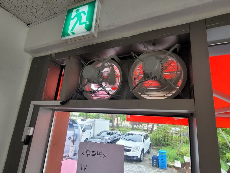 무인 매장 출입구 환풍기 2대 설치 시공 후