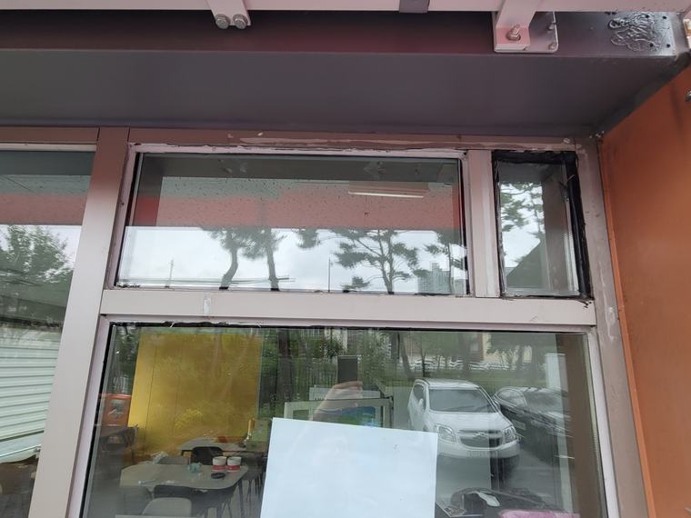 무인 매장 출입구 환풍기 2대 설치 시공 전