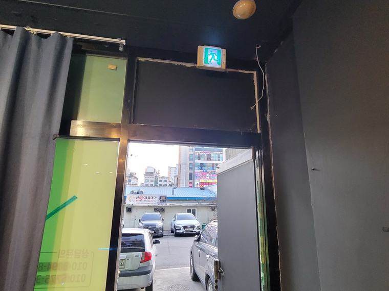 상가 출입구 상부 환풍기 설치 시공 전