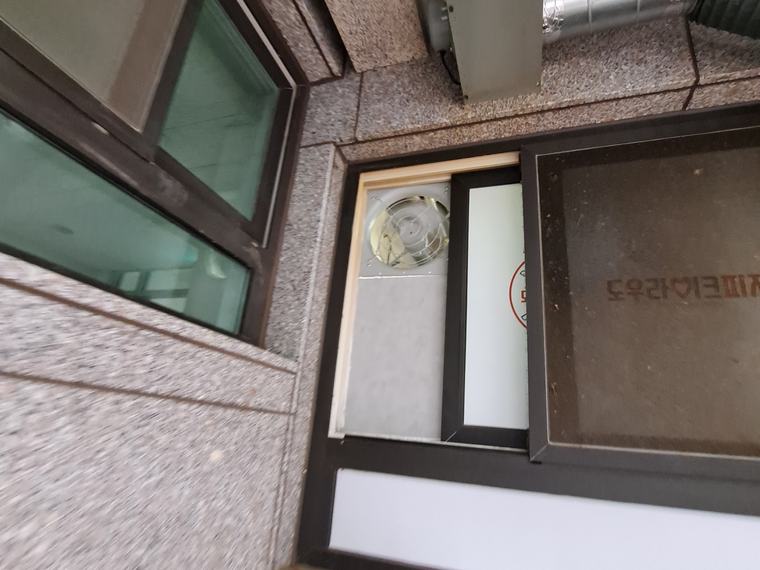 상가 창문 배기 환풍기 시공 시공 후