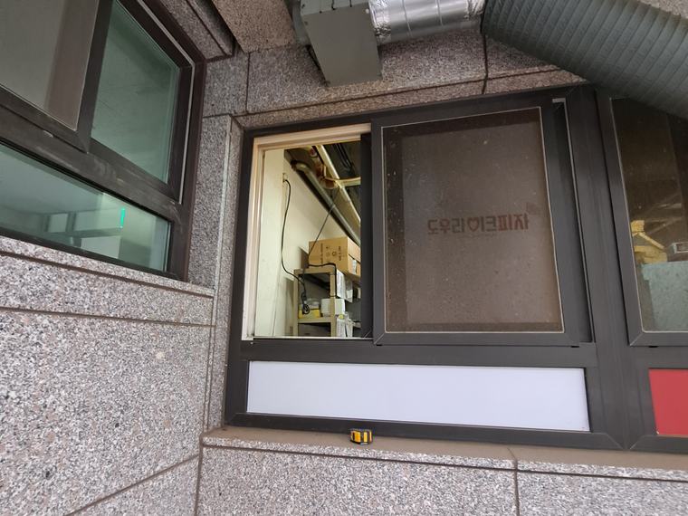 상가 창문 배기 환풍기 시공 시공 전